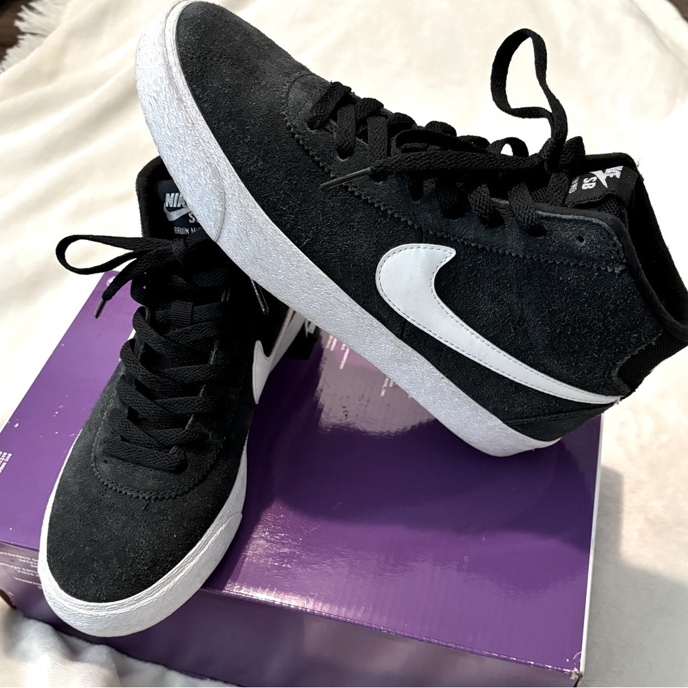Women’s Nike SB BRUINS HI TOPS Size 8